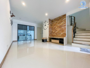 *****ทาวน์เฮ้าส์มือสองย่านนนทบุรี ม.เนเชอร่า เทรนด์ รัตนาธิเบศร์-ราชพฤกษ์ เนื้อที่มากถึง 20.4 ตร.ว. ฟังก์ชัน 3 ห้องนอน 2 ห้องน้ำ 2 ที่จอดรถ สภาพสวยเหมือนมือหนึ่ง บนทำเลแห่งการเดินทาง เพียง 10 นาทีก็ถึงรถไฟฟ้าสายสีม่วง "สถานีบางพลู" ใกล้ทางด่วน "ศรีรัช" จองเลย!